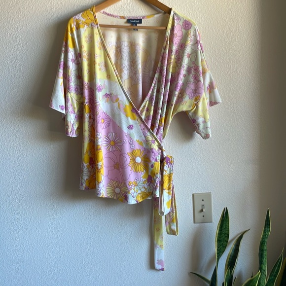 ModCloth Floral Wrap Tie V Neck Blouse in Floral Fields L - Picture 3 of 9
